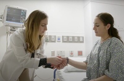 Кодирование Аквилонг в Каспийске Врач держит пациентку за руку