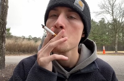 Лечение зависимости от табакокурения в Каспийске Мужчина с сигаретой делает затяжку