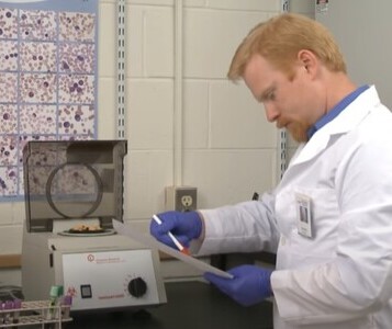 Клиника лечения наркозависимости в Каспийске Врач в кабинете клиники