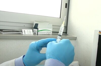 Проведение кодирования Вивитролом в Каспийске Шприц с Вивитролом в руках у врача